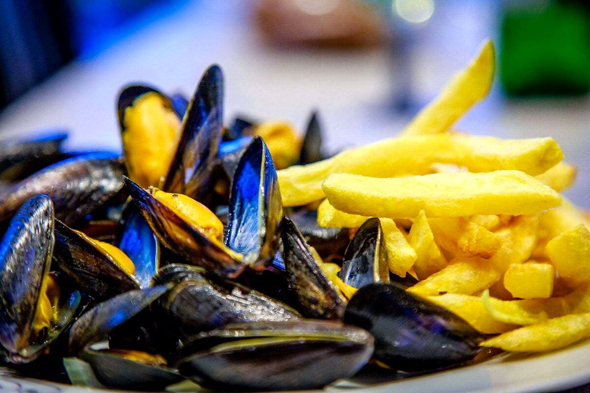 Moules de bouchot servies avec des frites